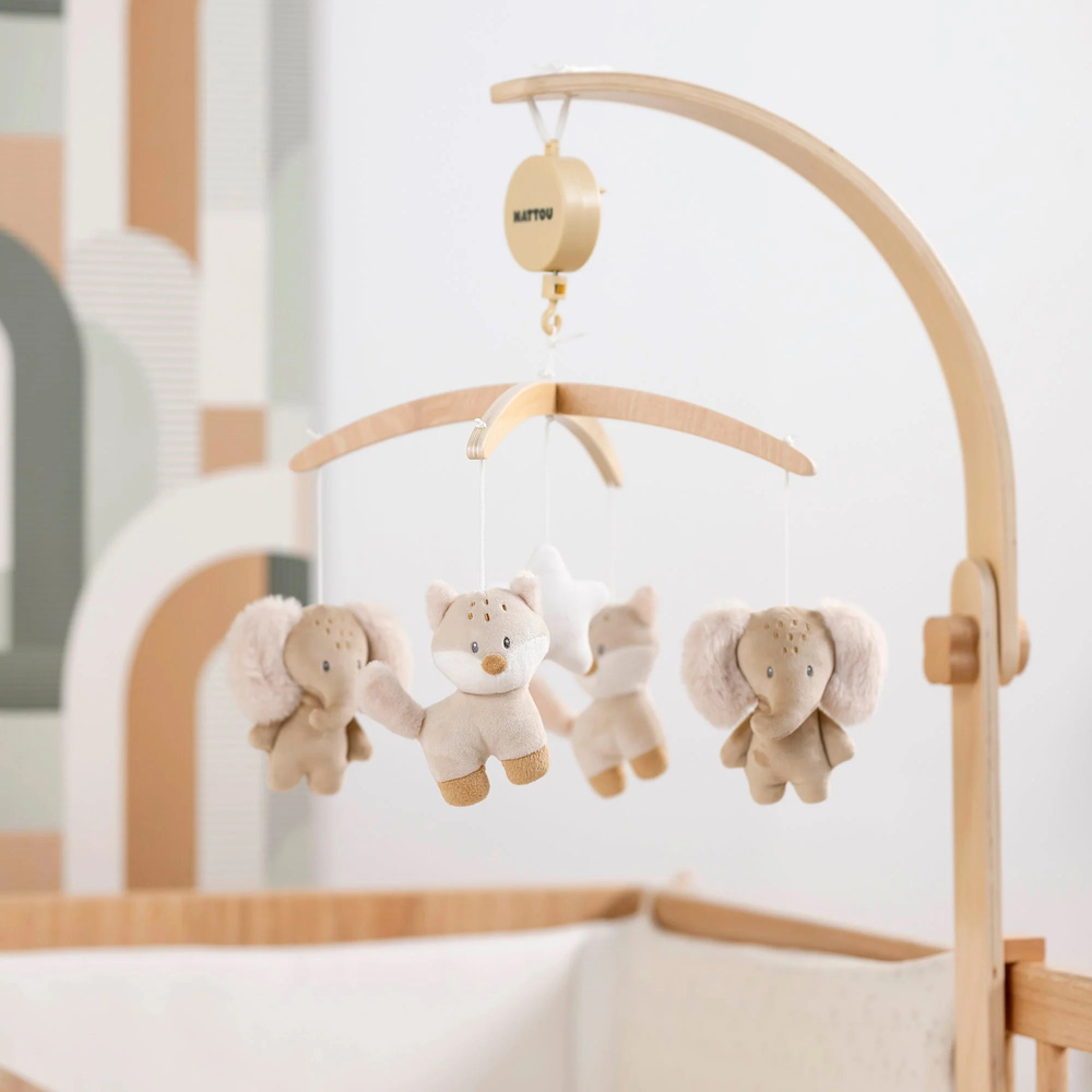 Nattou zenélő-forgó plüss fa állvánnyal Flo, Ernest and Oli