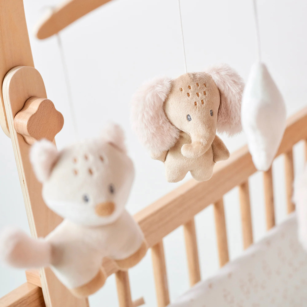 Nattou zenélő-forgó plüss fa állvánnyal Flo, Ernest and Oli