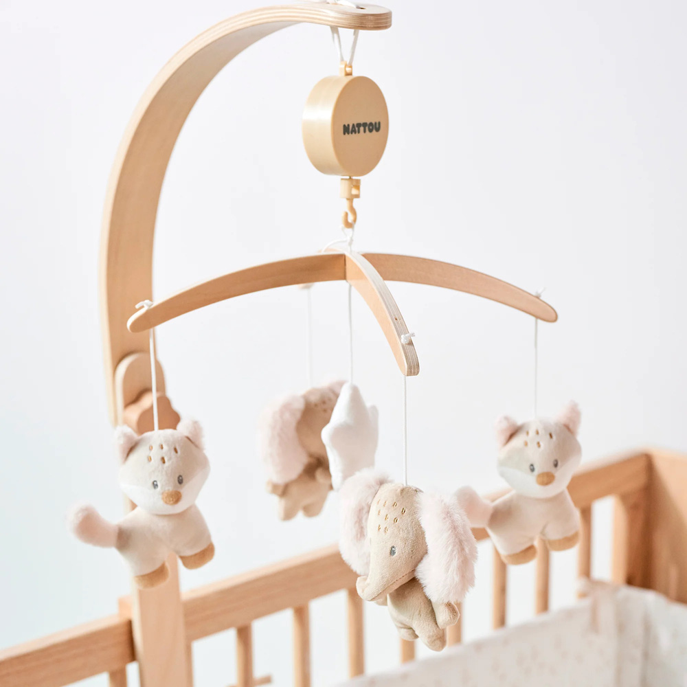 Nattou zenélő-forgó plüss fa állvánnyal Flo, Ernest and Oli